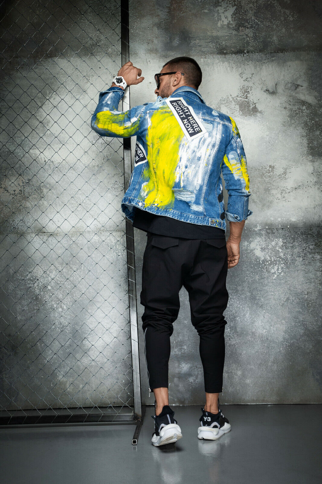 Männliche Jeansjacke von Mexton Men mit Farbklecks-Print, aus Denim, in Größe S bis XL, lässiger Stil, detailreiche Nahtarbeiten