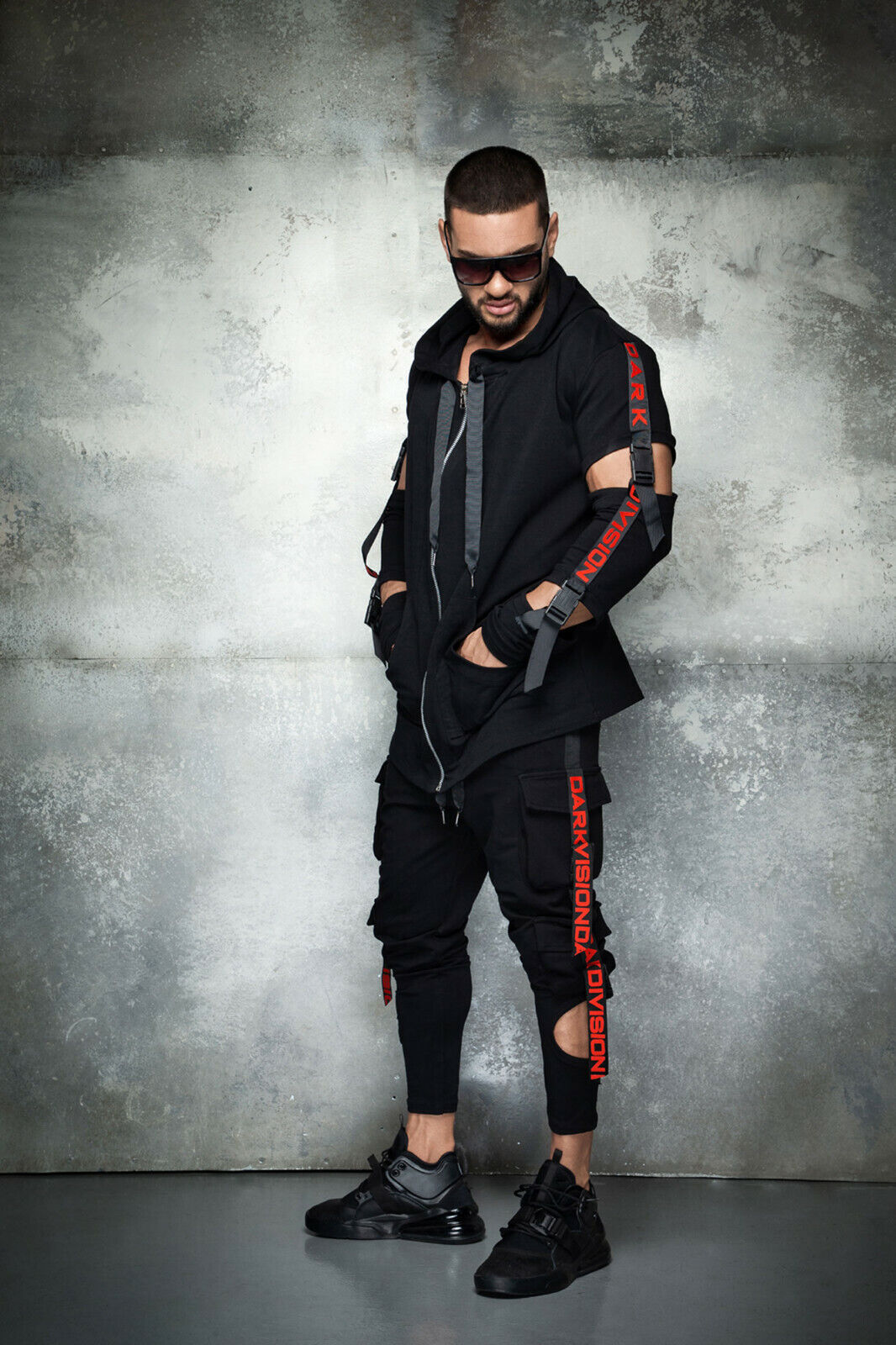 Mexton Men Freizeitanzug Jogginganzug mit Cut-Outs, sportliches Set aus bequemer Jogginghose und Sweatshirt in dunkler Farbe