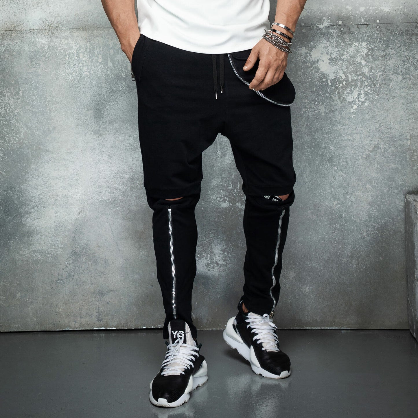 Mexton Men Herren Boyfriend Skinny Jogginghose aus Stoff, bequeme Trainingshose in dunkler Farbe, detailreiche Nahaufnahme