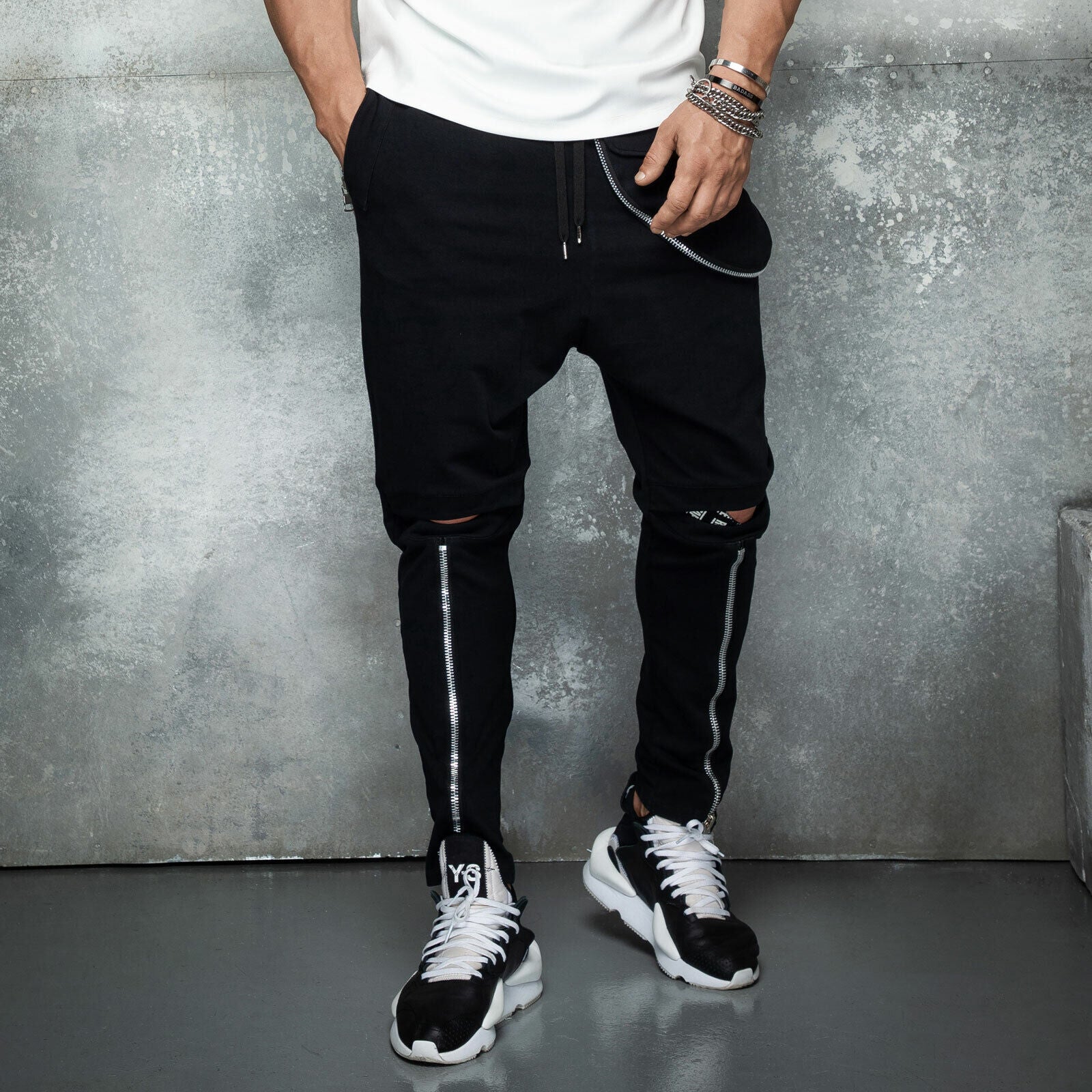 Mexton Men Herren Boyfriend Skinny Jogginghose aus Stoff, bequeme Trainingshose in dunkler Farbe, detailreiche Nahaufnahme