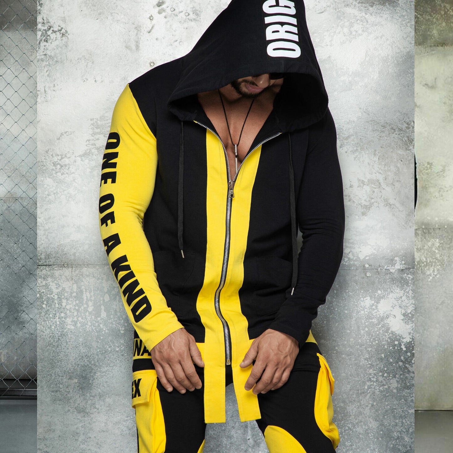 Mexton Men Herren Freizeitanzug Jogginganzug in Schwarz-Gelb, sportlich und bequem, mit elastischen Bündchen und Kapuze.