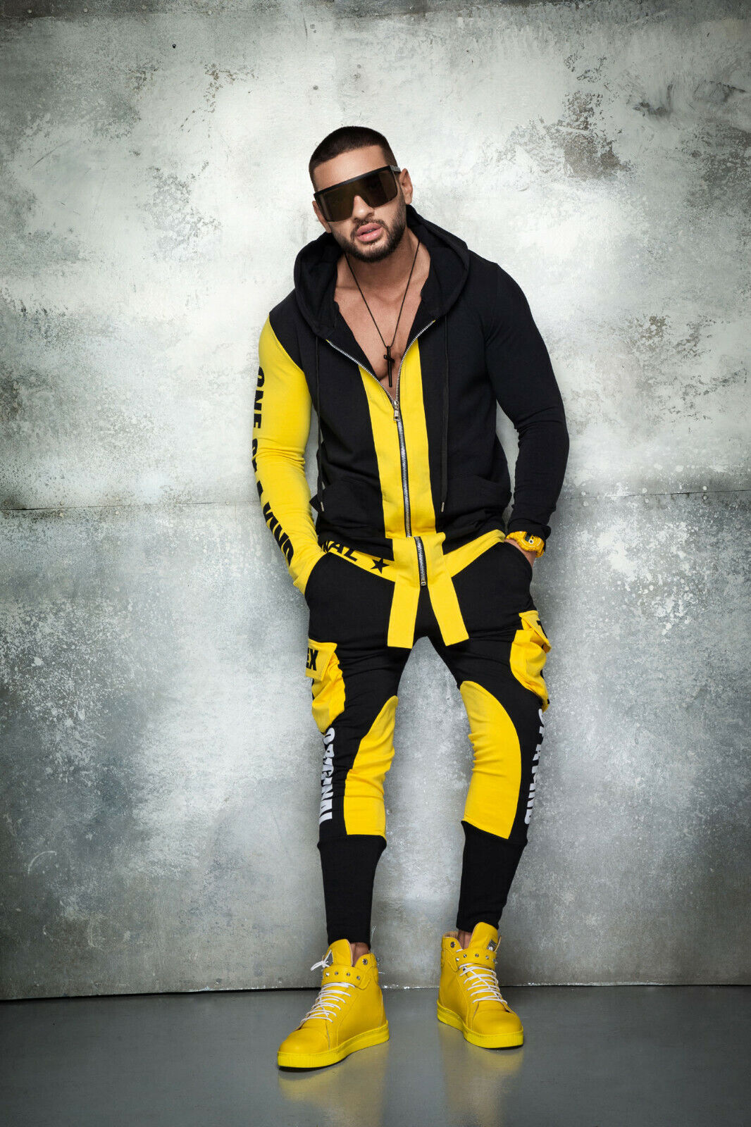 Schwarzer und gelber Mexton Men Herren Freizeit- und Jogginganzug, bequemes Streetwear-Outfit, sichtbar auf dem Model getragen