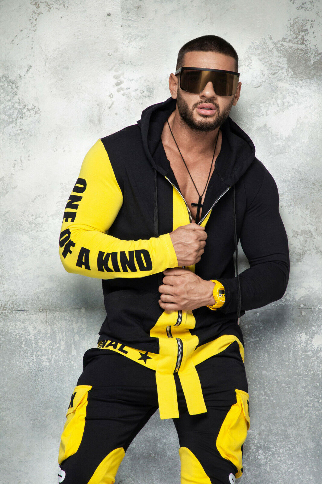 Schwarzer und gelber Mexton Men Freizeitanzug mit sportlichem Joggingstil, bequemes Material, sportliche Passform, moderne Optik