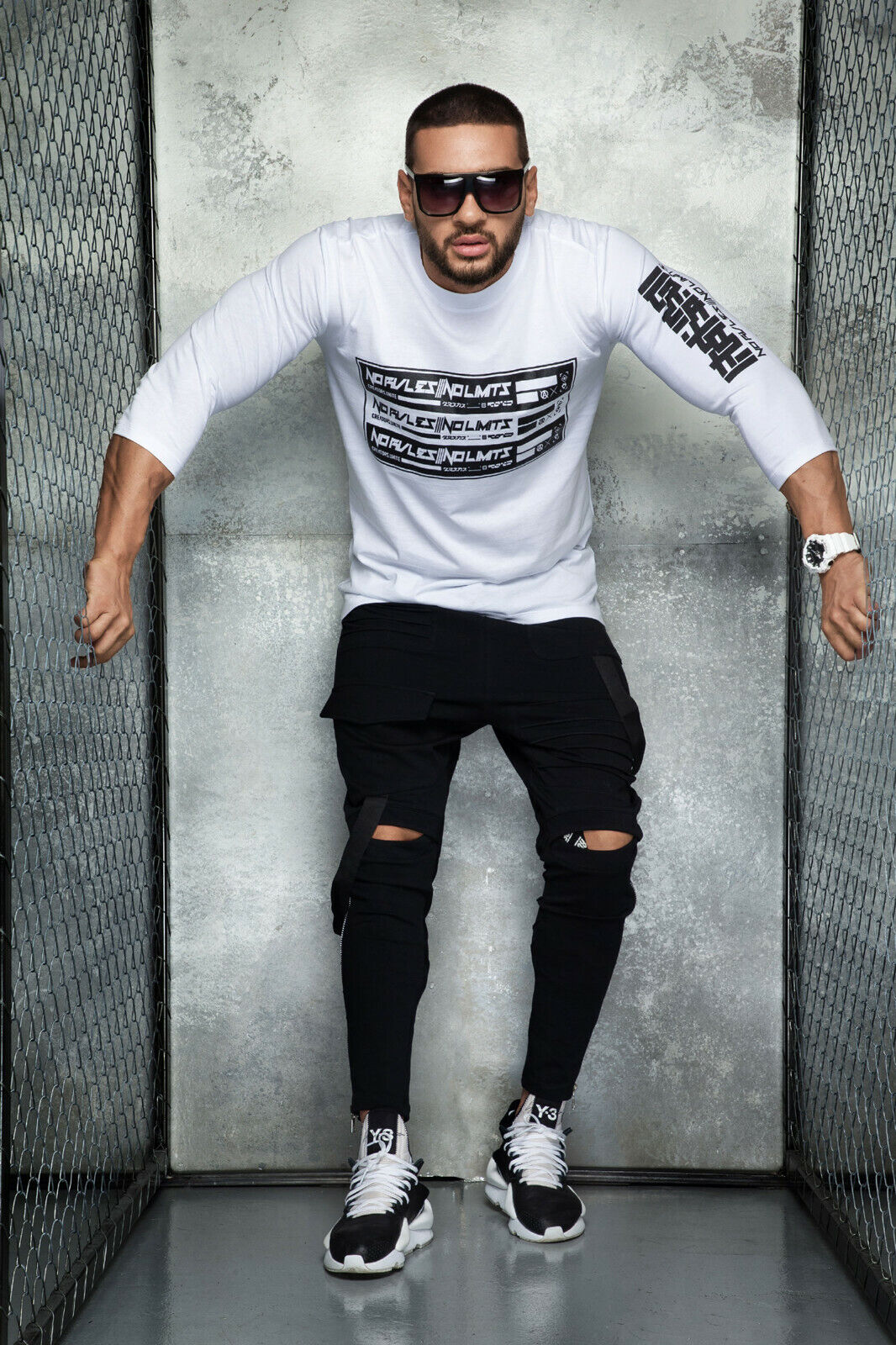 Herren Oversize Longsleeve T-Shirt von mexton men in Weiß, lang geschnittenes Sweatshirt mit lockerer Passform sichtbar.