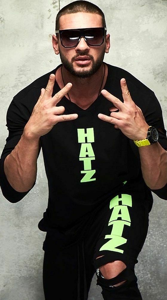 Großes, übergroßes Mexton Men T-Shirt mit Kapuze, bequemer Schnitt, weiches Material, in dunkler Farbe, auf einem weißen Hintergrund.
