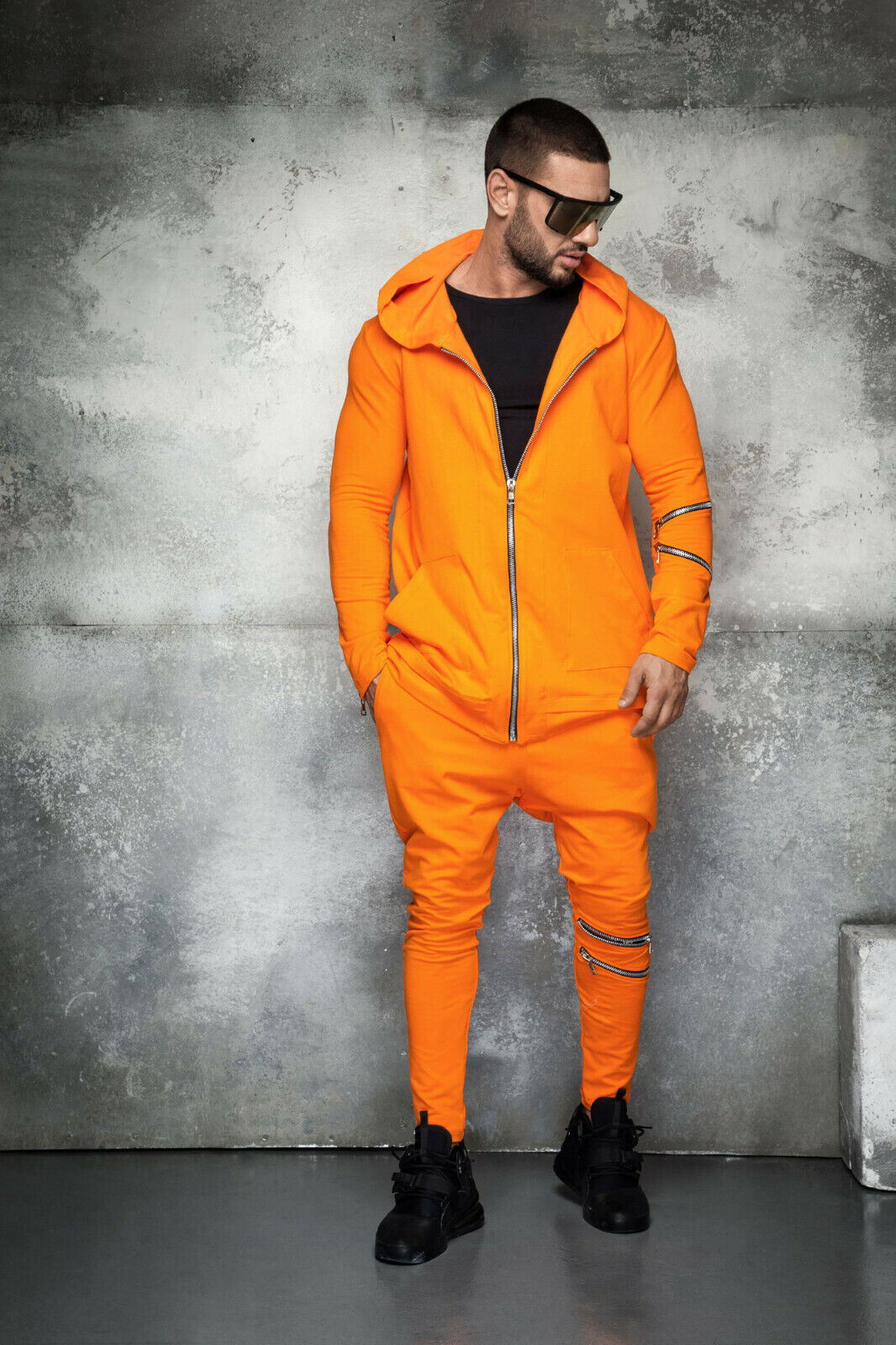Herren Freizeitanzug von Mexton Men in orange und gelb, Jogginganzug mit elastischer Passform, Größe S bis XL.