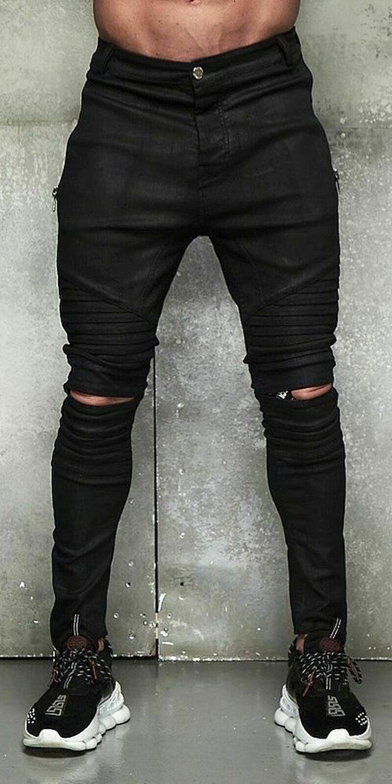Schwarze Mexton Men Herren Skinny Jeans im Biker-Look mit Leder-Optik, enge Passform, modischer Stil, auf einem weißen Hintergrund.