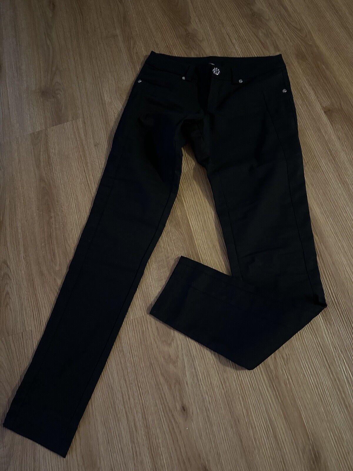 Dunkelschwarze Damen Hüfthose Stoffhose von Mexton, Business Hose, bequem geschnitten, Größe S, 36, auf einem weißen Hintergrund.