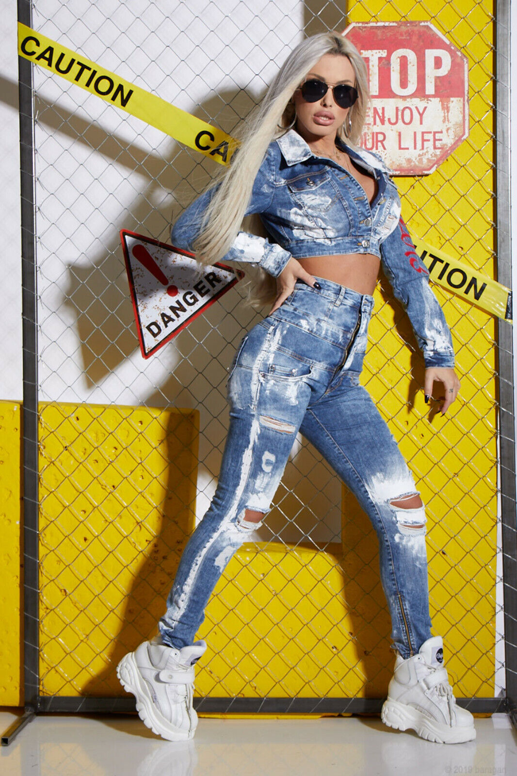 Kurze Damen-Jeansjacke von Mexton mit Print, bauchfrei, modischer Schnitt, erhältlich in XS bis M.