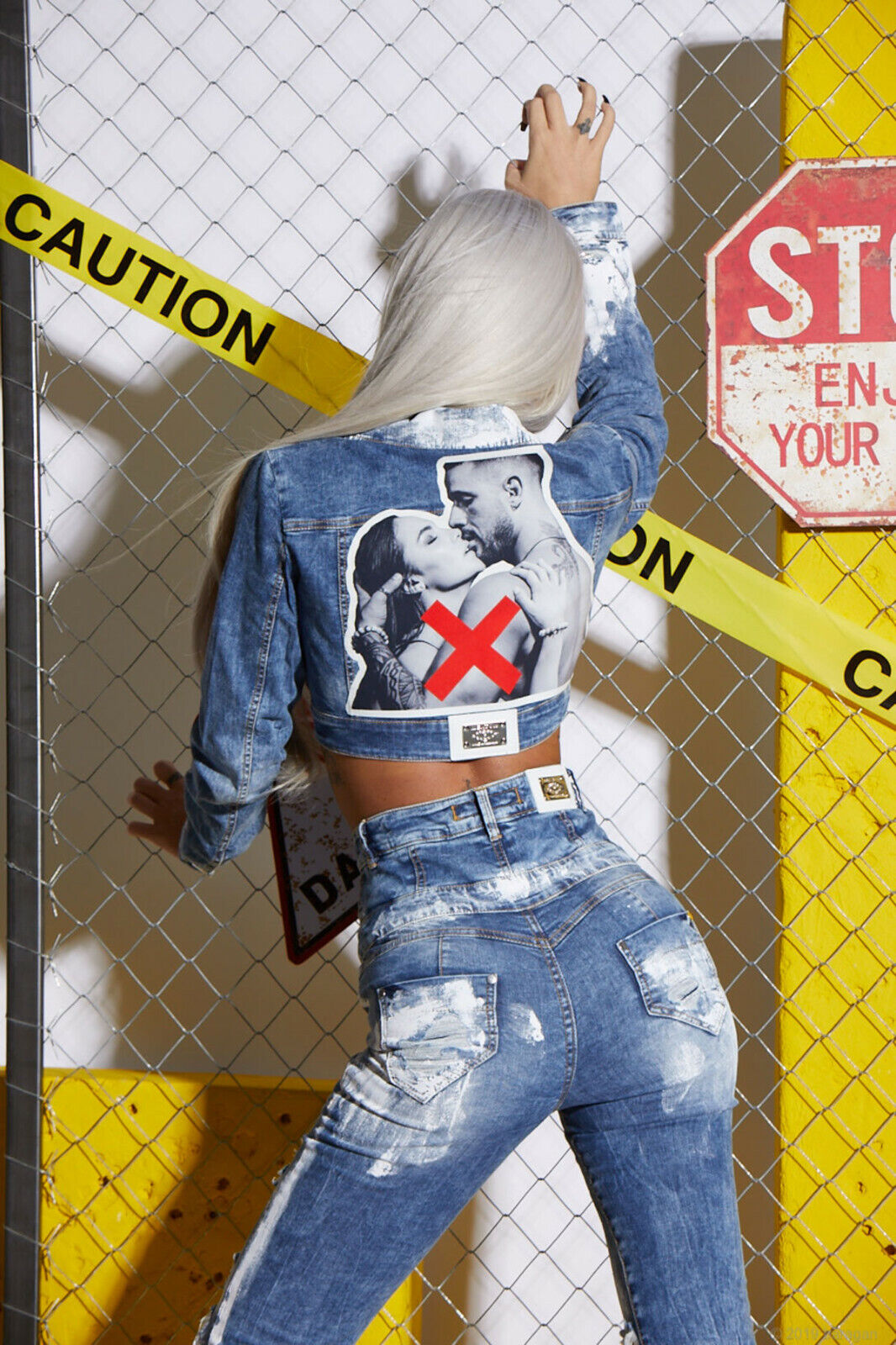 Kurze, bauchfreie Damenjeansjacke von Mexton mit Print, erhältlich in XS bis M, modischer Jeansjacke für Damen