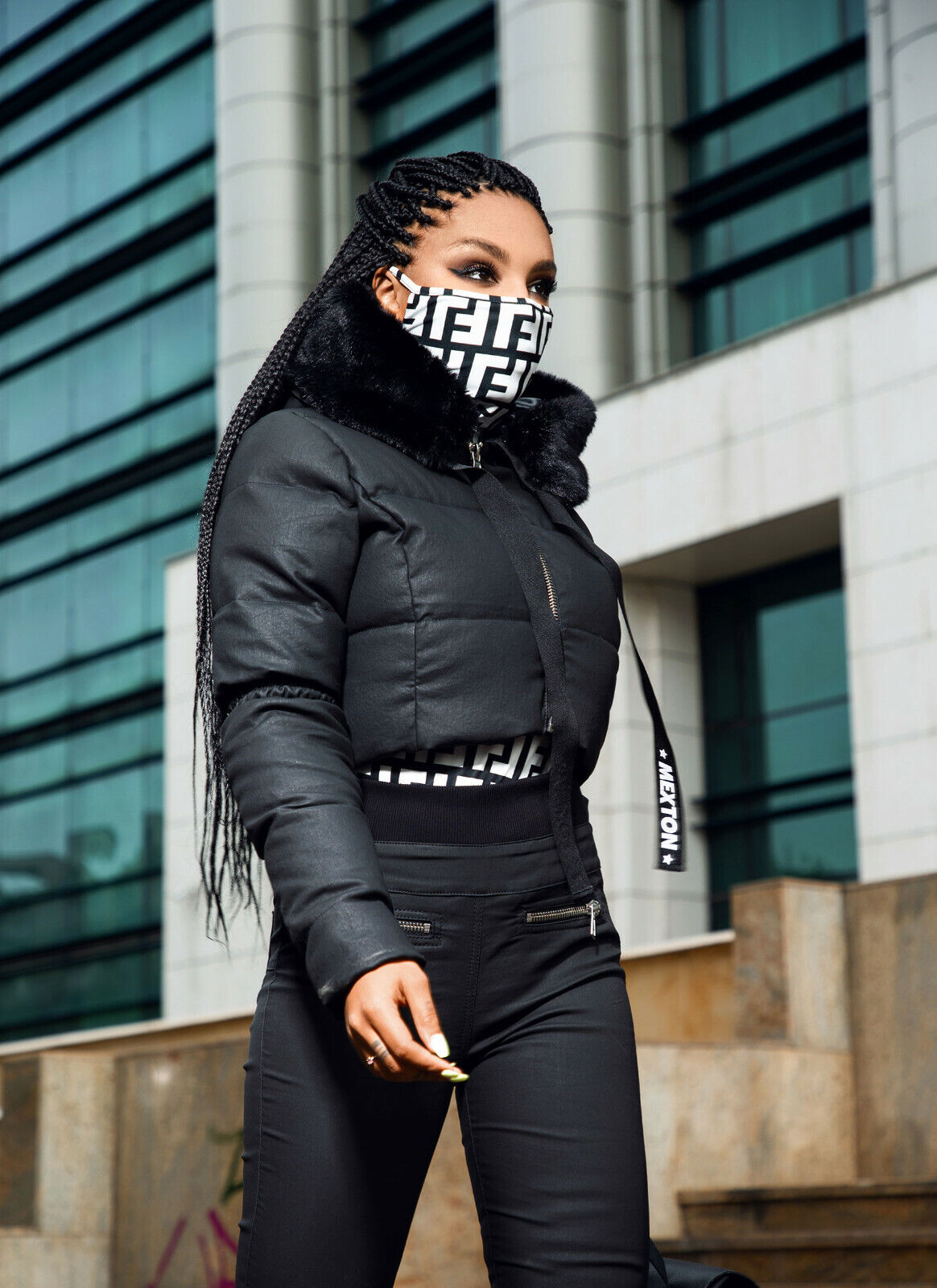 Mexton Damen Hüftjeans in Lederlook, Röhrenjeans, Boyfriend-Stil, enge Passform, in XS-S, auf modellierter Frau getragen