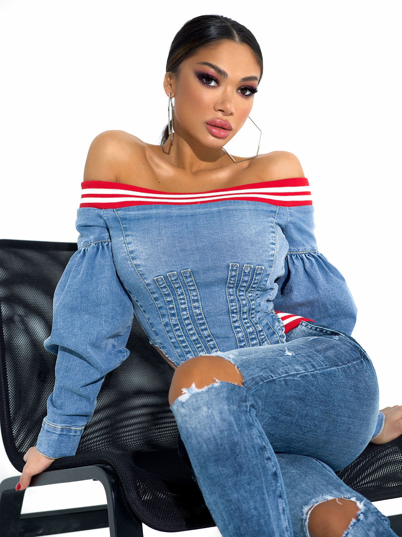 Blaue Damen-Jeans von Mexton, 2-Teiler, mit passendem Oberteil und Hosenteil, casual Stil, auf weißem Hintergrund.