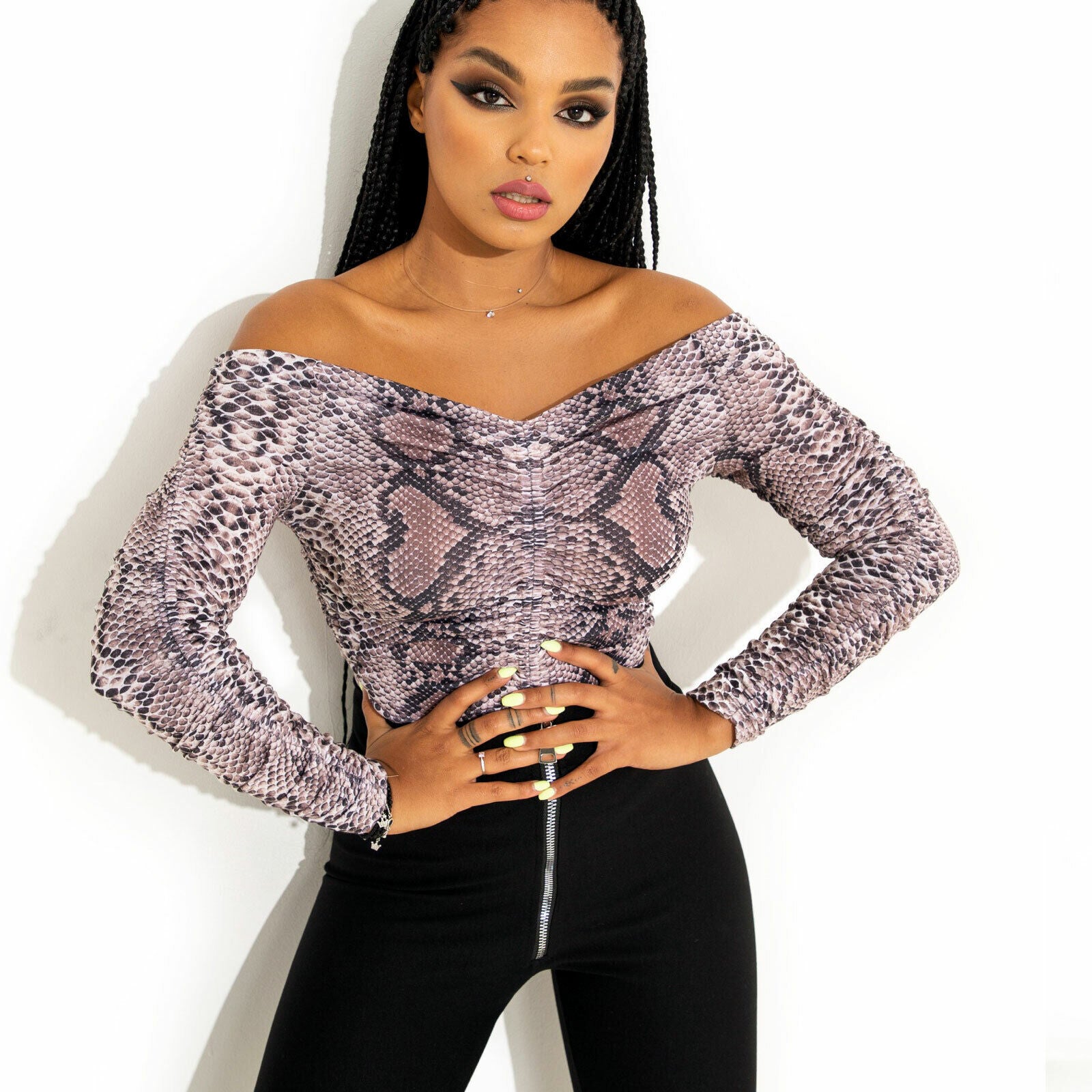 Mexton Damen Longsleeve Top mit geraffter Bluse und Snake-Print, bequemes XS-S Longsleeve Pullover für Damen.