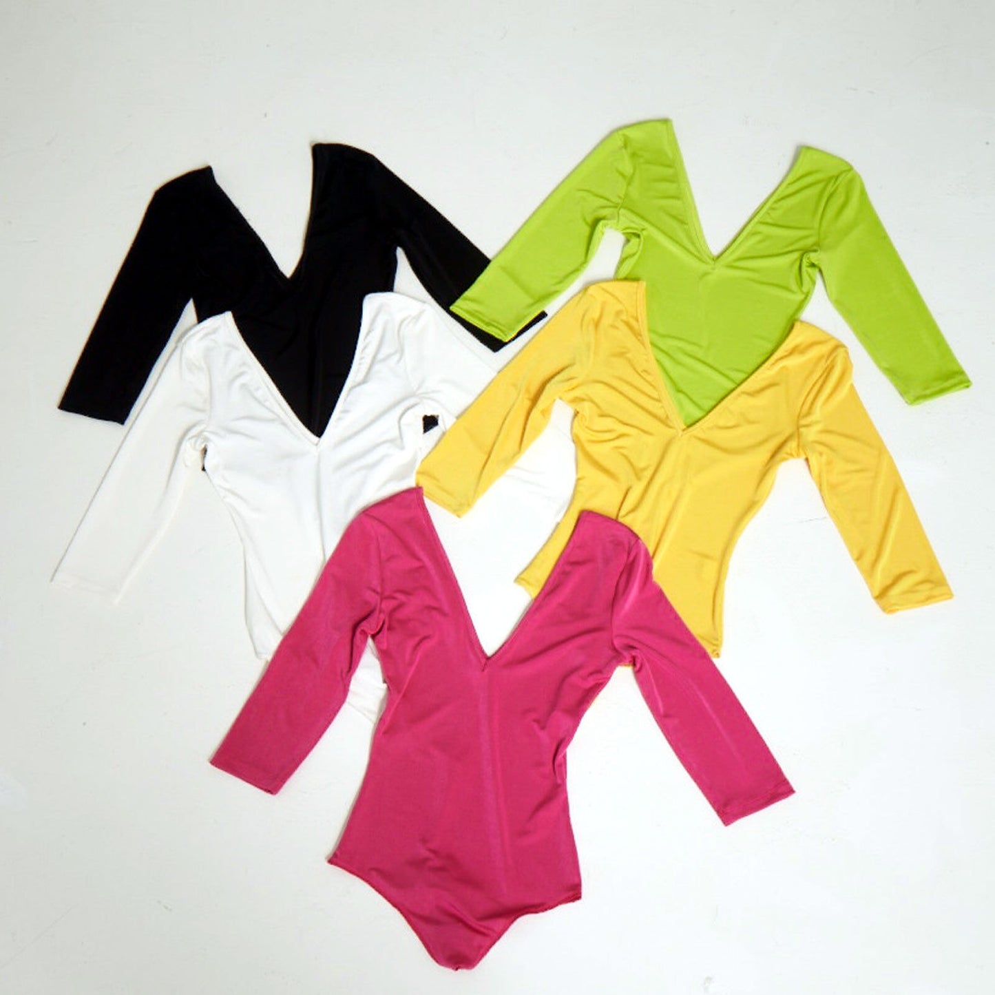 Schwarzer Damen-Bodie von Mexton mit V-Ausschnitt und 3/4-Ärmeln, schmal geschnitten, ideal für elegante Alltagslooks.