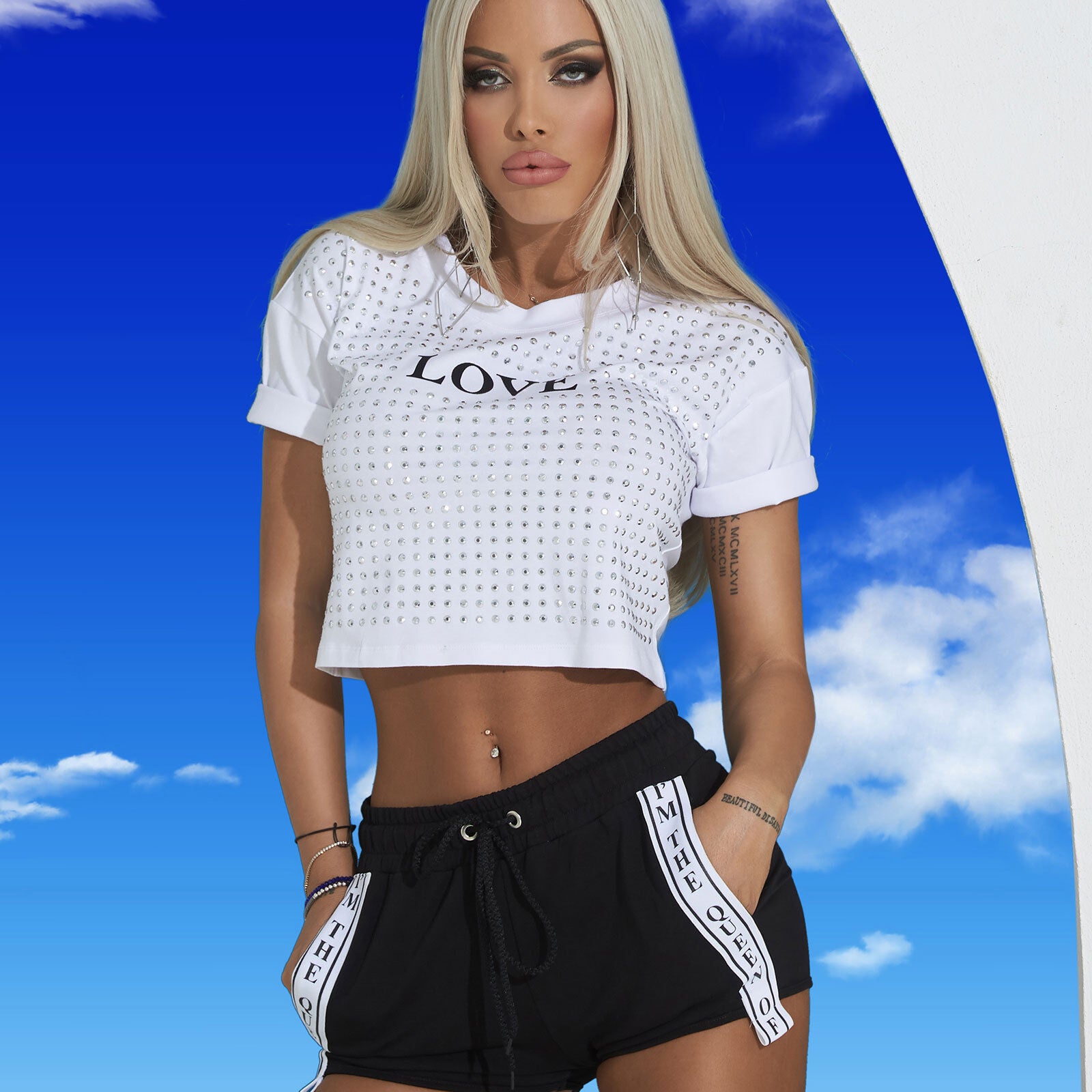 Schwarzes Damen Kurzarm T-Shirt von Mexton mit Rundhalsausschnitt, Bauchfrei, Nieten-Details und Love-Print in XS-M Größe