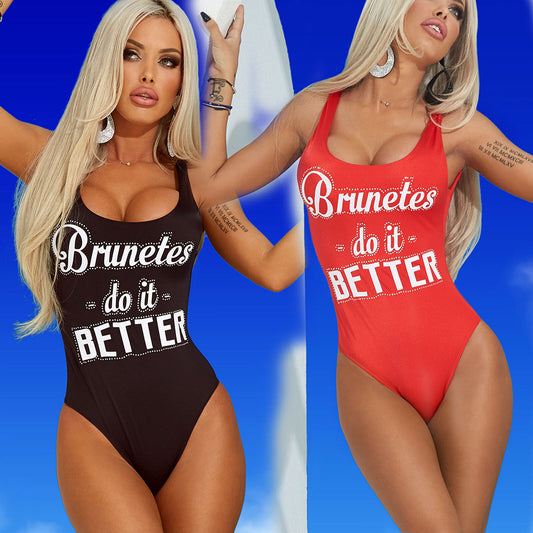 Mexton Damen Badeanzug mit rotem Druck, Bodysuit-Design, für Brunettes, in XS, S und M, auf dunkelgrauem Hintergrund.