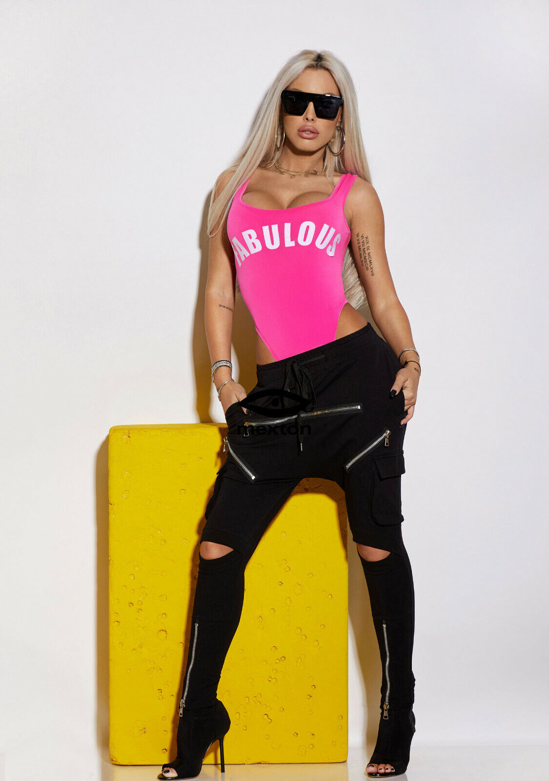 Schwarzer Damen-Bodysuit von Mexton mit hohem Beinausschnitt, enganliegend und elegant, auf weißem Hintergrund.