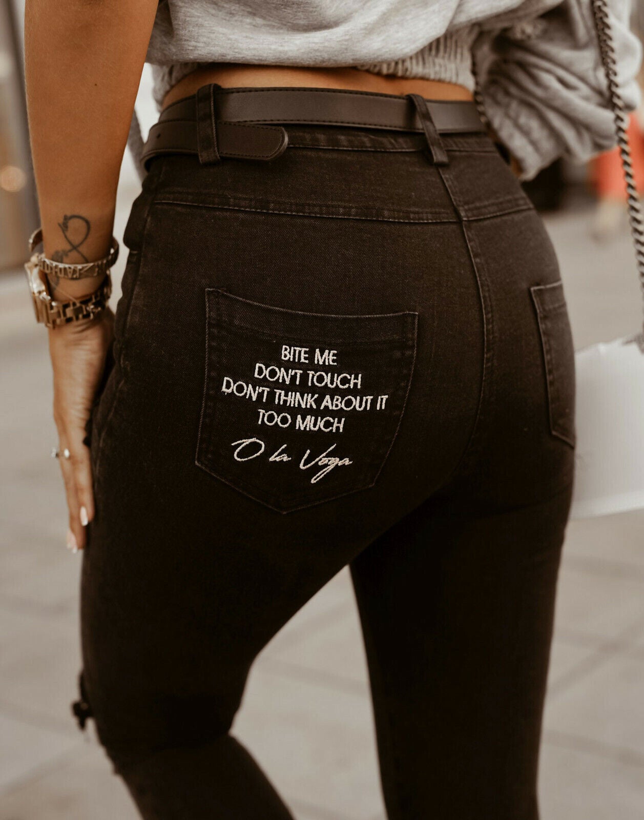 Ola Damen High-Waist Destroyed Skinny Jeans in Grau, Röhrenjeans, mit ausgefransten Details und enger Passform, Größe 36/38.