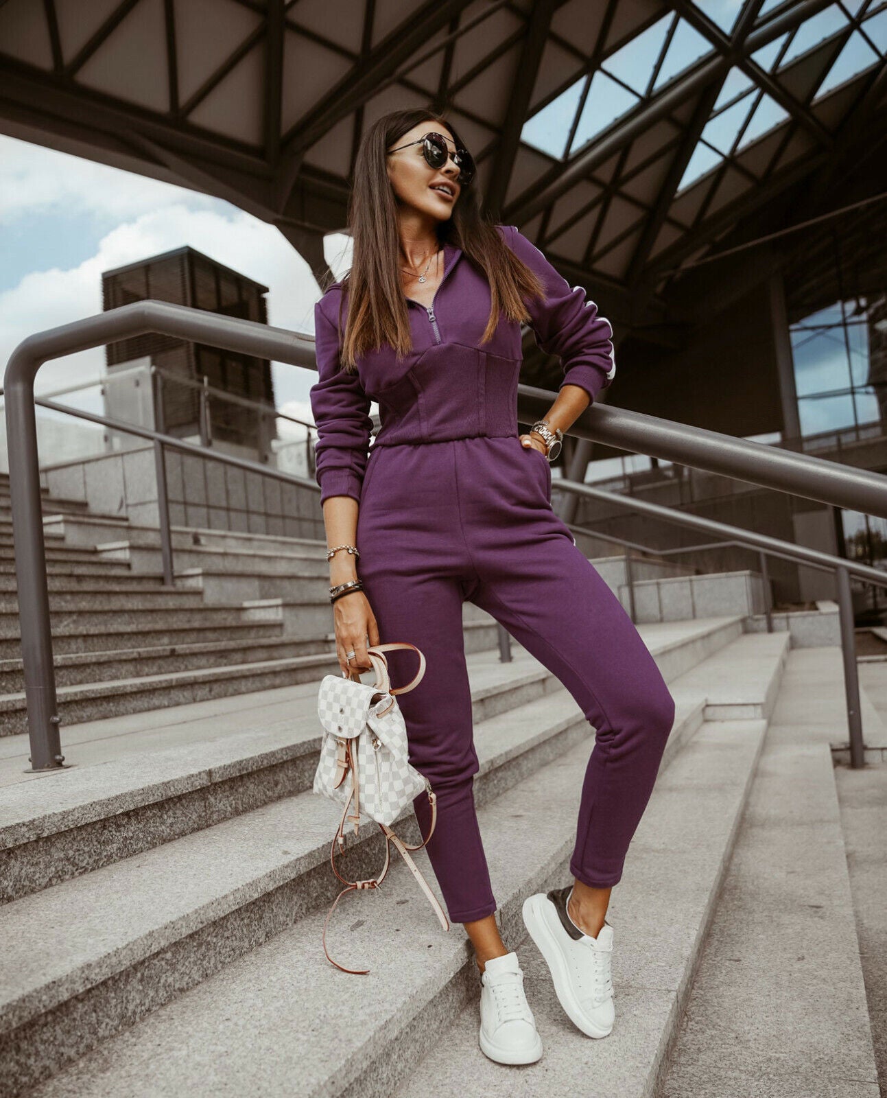Ola Damen Jumpsuit von O'la Voga, bequemer Freizeitoverall im Jogger-Stil, in S und M, aus weichem Stoff, getragen von einer Frau.