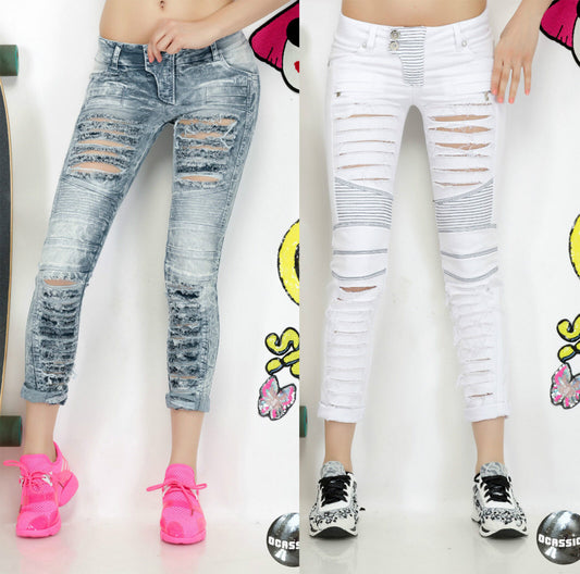 Damen Röhrenjeans von ocassion mit Destroyed-Design, Löchern und Rissen, Hüftjeans in XS bis M, modischer Casual-Look.