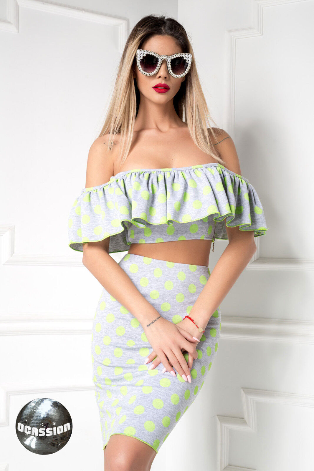 Damen 2-teiliger Croptop und Minirock im High-Waist-Pencilstil von ocassion, in XS bis L, auf einem Model getragen.