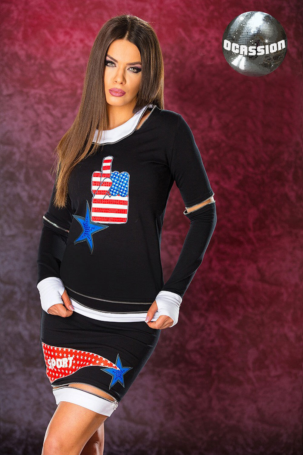 Damen 2-teiliger Pullover und High-Waist Minirock im USA-Print, von ocassion, in XS, auf einem Model getragen.