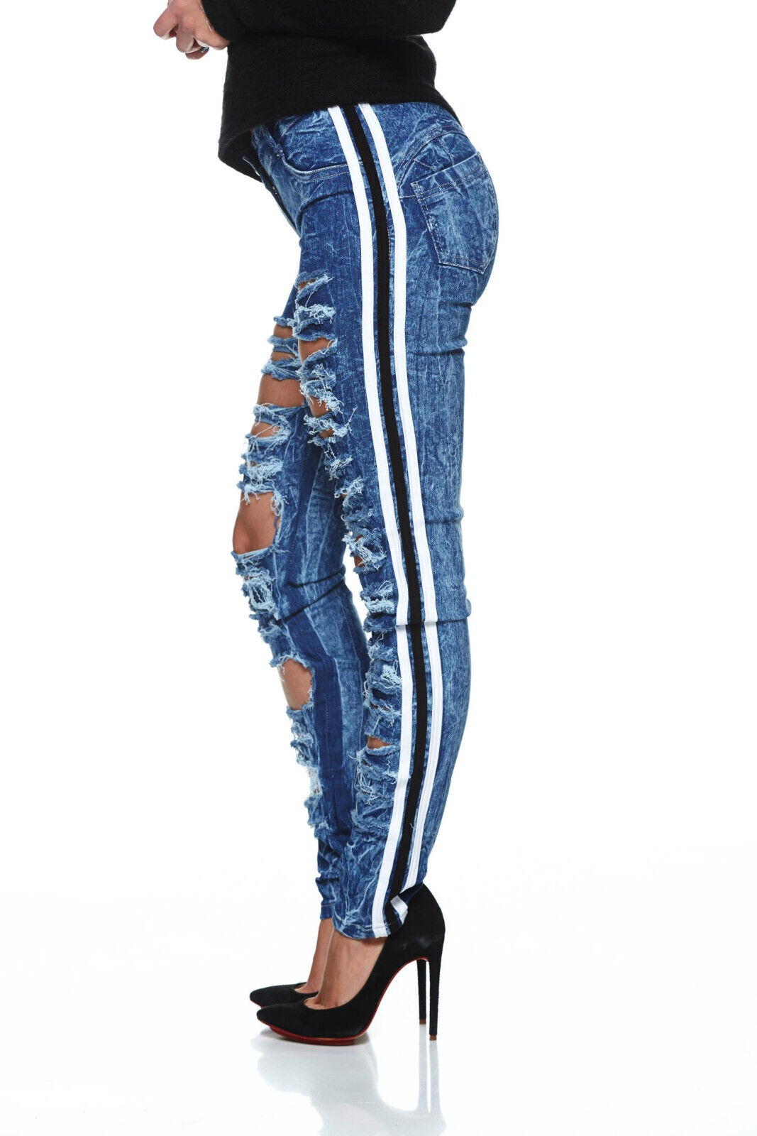 Damen Röhrenjeans von ocassion mit Rissen, Löchern und Fetzen, in verschiedenen Größen, modischer Hüftjeans-Stil.