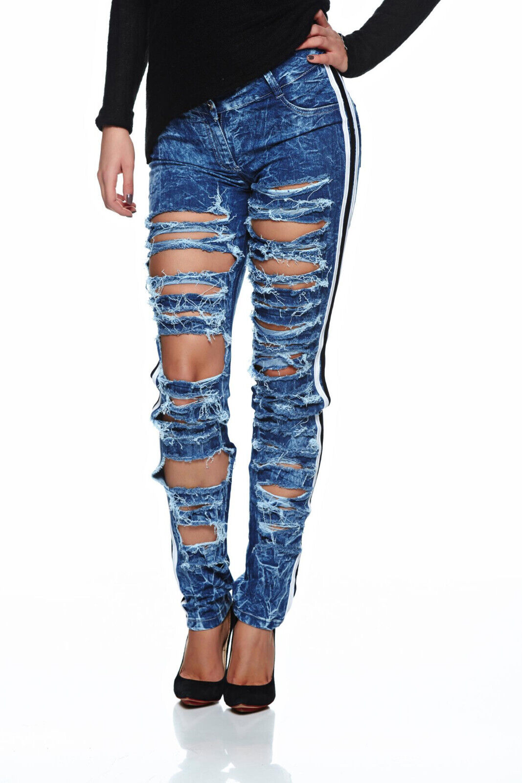 Damen Röhrenjeans von ocassion mit Rissen, Löchern und Fransen, enge Passform, in verschiedenen Größen, modischer Fetzenstil.