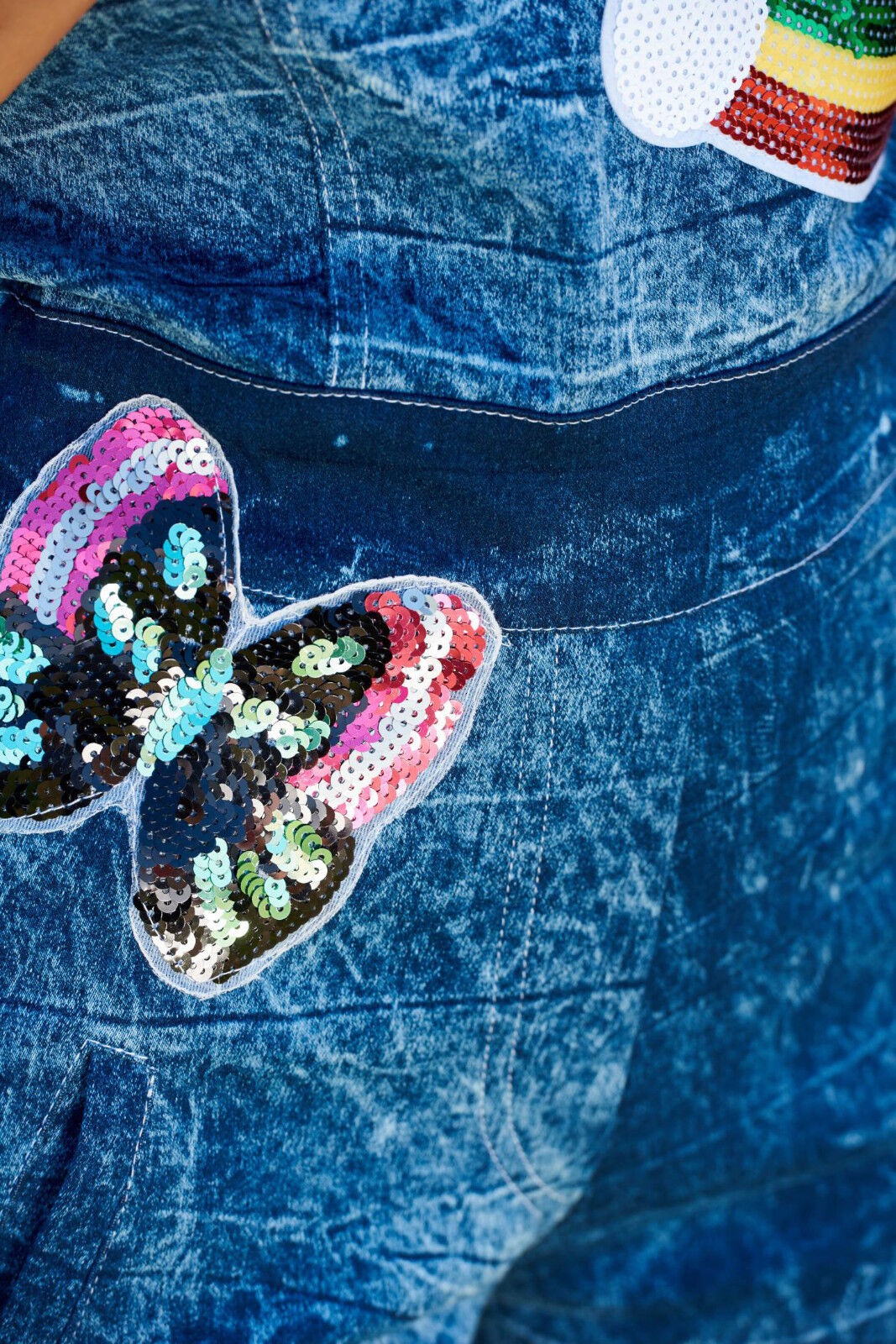 Ocassion Jeansoverall mit Pailletten, Hotpants Jumpsuit, Festival-Style, in XS-M, modisches Playsuit für besondere Anlässe.