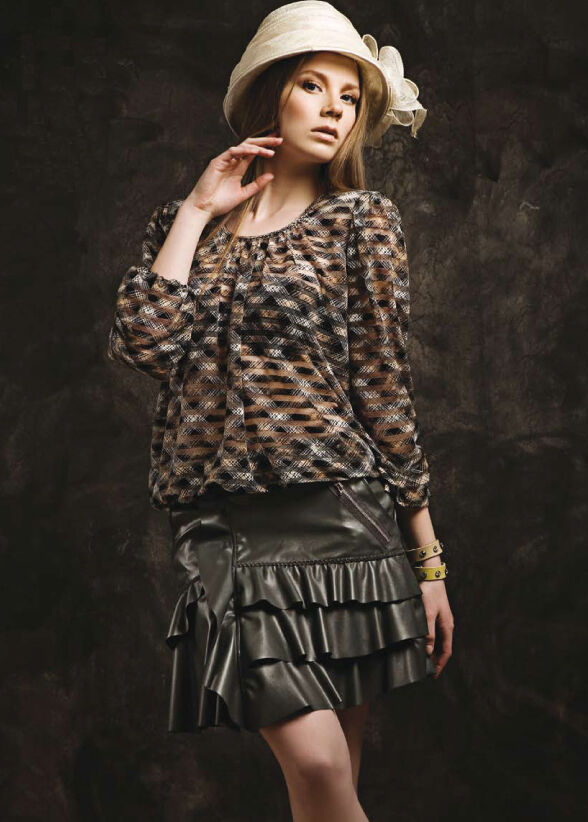 Damenrock von Tara Wera, Minirock aus Kunstleder mit Volant und Stufen-Design, Lederlook für Party und Freizeit.
